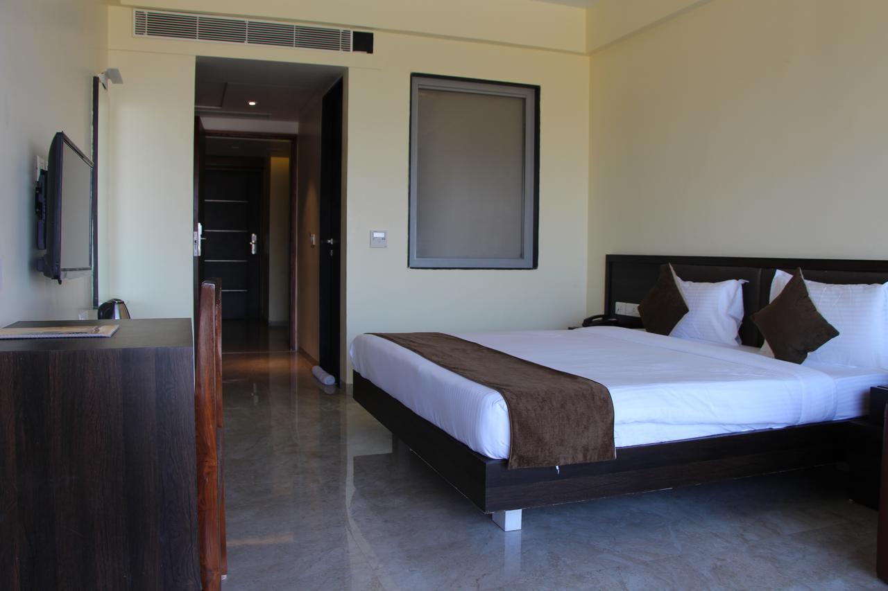 Krishna Beach Resorts - Diu Buitenkant foto
